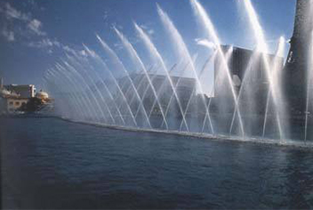 Side swing fountain Side swing fountain